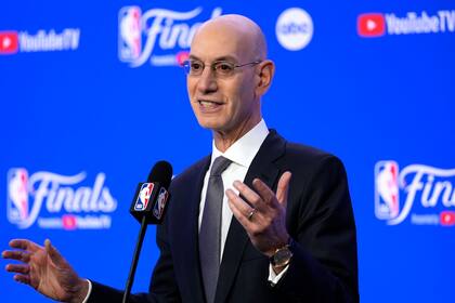 El comisionado de la NBA Adam Silver habla con los reporteros antes del juego 1 de las Finales de la NBA entre los Celtics de Boston y los Mavericks de Dallas el jueves 6 de junio del 2024. (AP Foto/Charles Krupa)
