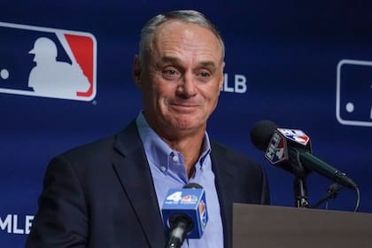 El comisionado de las Grandes Ligas, Rob Manfred, sonríe en una conferencia de prensa en la que anuncia el fin del paro patronal, el jueves 10 de marzo de 2022, en Nueva York (AP Foto/Bebeto Matthews)