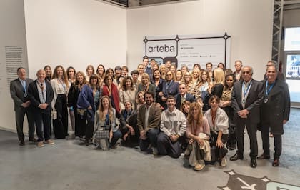 El Comité de Adquisiciones de Malba junto a parte del equipo del museo, en arteba