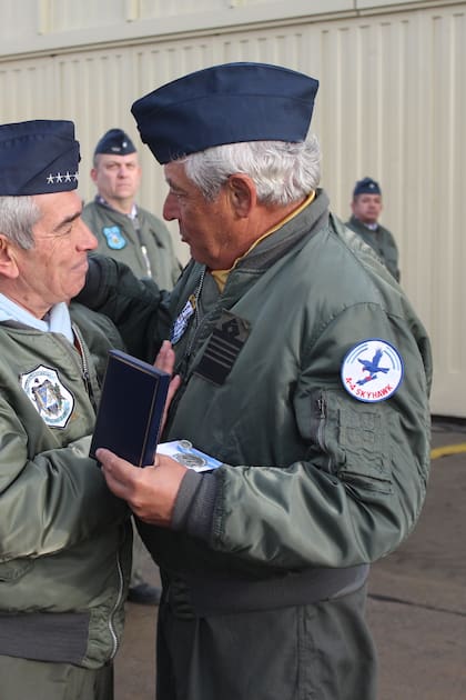 El comodoro VGM (R) Rubén Mateo Vottero (derecha) recibe de manos del Jefe de Estado Mayor General de la Fuerza Aérea Argentina, brigadier General Xavier Isaac, la condecoración “Medalla Honor al Valor en Combate”. (Fuerza Aérea Argentina).