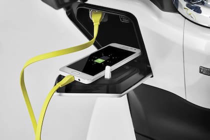 El compartimiento para cargar el celular durante el viaje.