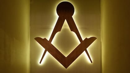 El compás y la escuadra son una suerte de isotipo de la masonería porque es el símbolo más difundido. Muchos lo ven y saben qué representa, aunque desconocen su significado. La escuadra representa la rectitud, tanto en la manera de ser como en los asuntos internos, íntimos de cada uno. El compás representa la distancia correcta entre las cosas: las personas, las ideas. El símbolo es una metáfora ética.