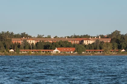 El complejo, al pie del embalse