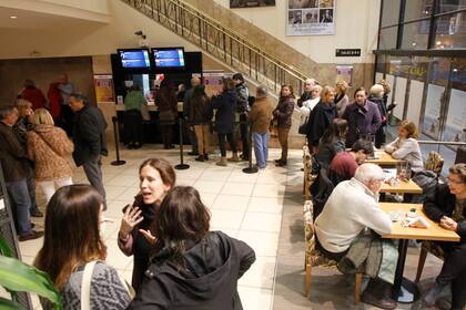 El hall del Artemultiplex en su última etapa como polo cinéfilo de la ciudad