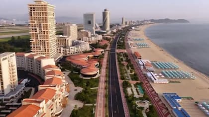 El complejo cuenta con hoteles, restaurantes, centros comerciales y un parque acuático, según los medios estatales de Corea del Norte
