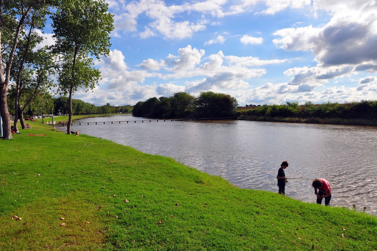 El complejo de aguas termales, a 160 km de Capital transformó la ciudad, aunque mantiene su tranquilidad rural