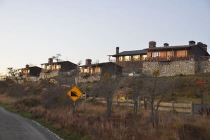 El complejo de cabañas de Baéz con vista al Lago Fagnano