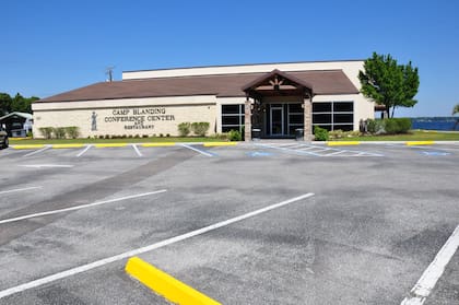 El complejo de Camp Blanding aprovechará hangares y aeródromo ya existentes para embarcar a los detenidos en vuelos directos hacia sus países de origen