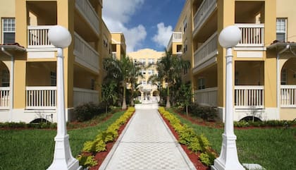 El complejo de departamento Temple Court, localizado en Miami, registró un incendio este lunes por la mañana