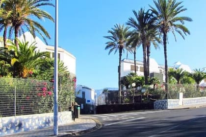 El complejo de departamentos Caledonia Park, en Tenerife, donde fueron encontrados los dos jóvenes fallecidos