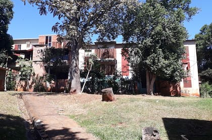 El Complejo de Eldorado II, del IPRODHA (el instituto de vivienda misionero). Los padres de Nunes Pinheiro dialogaron brevemente con LA NACIÓN y pidieron que no les tomaran fotos. "Nuestro abogado pidió que no diéramos entrevistas", comentó.