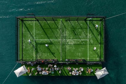 El complejo de pádel flotante tiene unas dimensiones de 4,9 x 11,5 x 22 metros y un peso de 84 toneladas (Yntegra Group)