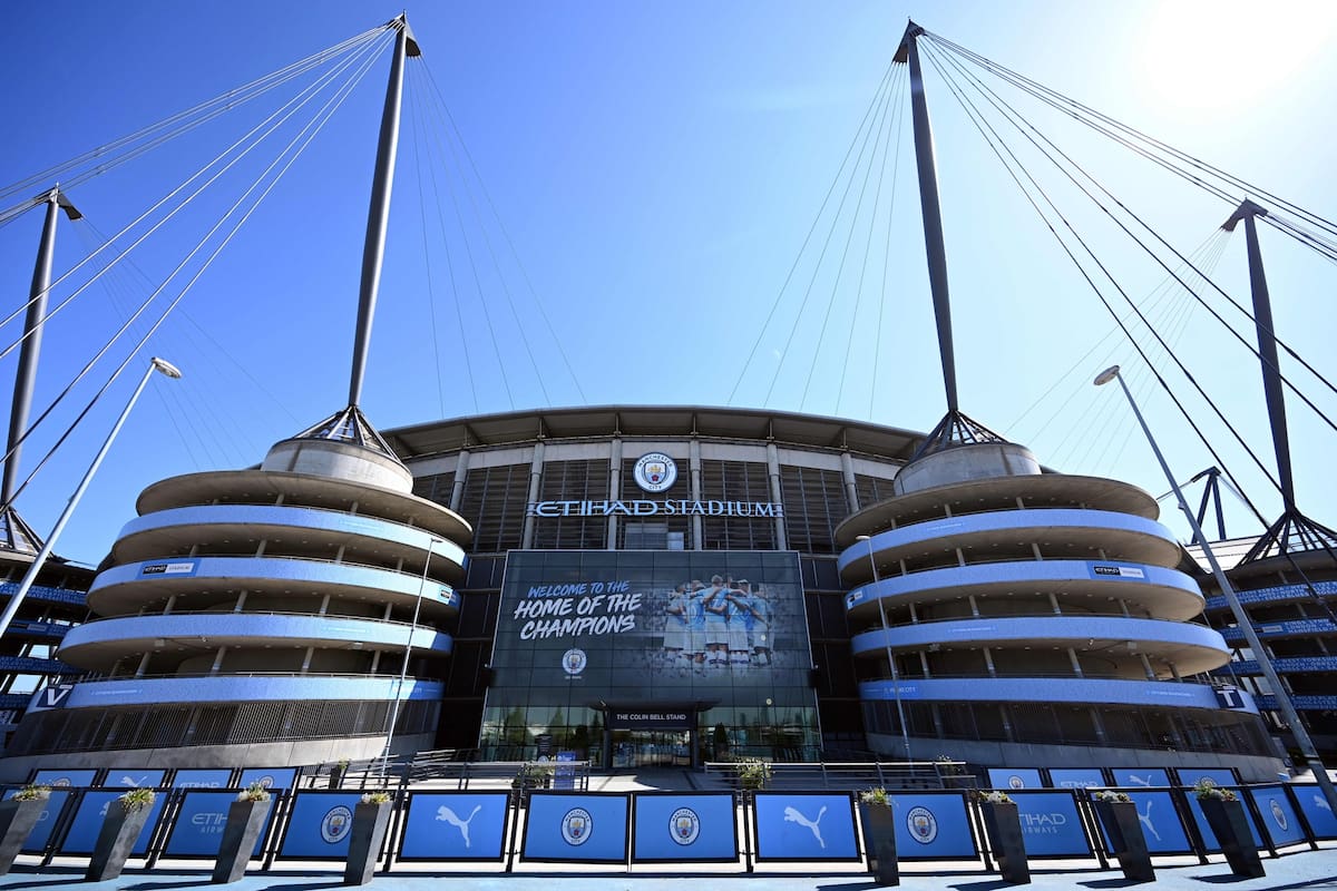 el complejo del Estadio Etihad, sede del equipo de fútbol de la Premier League inglesa Manchester City, se representa en Manchester, norte de Inglaterra, mientras la vida en Gran Bretaña continúa durante el cierre nacional para combatir el nuevo coronavirus pandemia. - Los clubes de la Premier Leagu