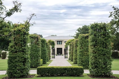 El complejo Dok Haras tiene diferentes construcciones destinadas a eventos y además tiene una capilla