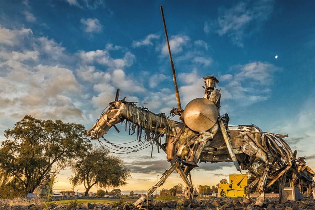 El complejo escultórico en la Plaza del Quijote del artista Carlos Regazzoni, en Azul