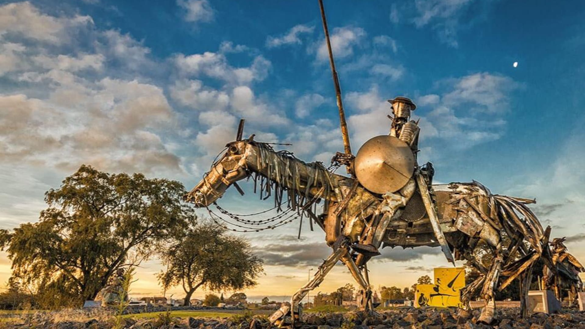 El complejo escultórico en la Plaza del Quijote del artista Carlos Regazzoni, en Azul