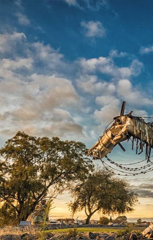 El complejo escultórico en la Plaza del Quijote del artista Carlos Regazzoni, en Azul