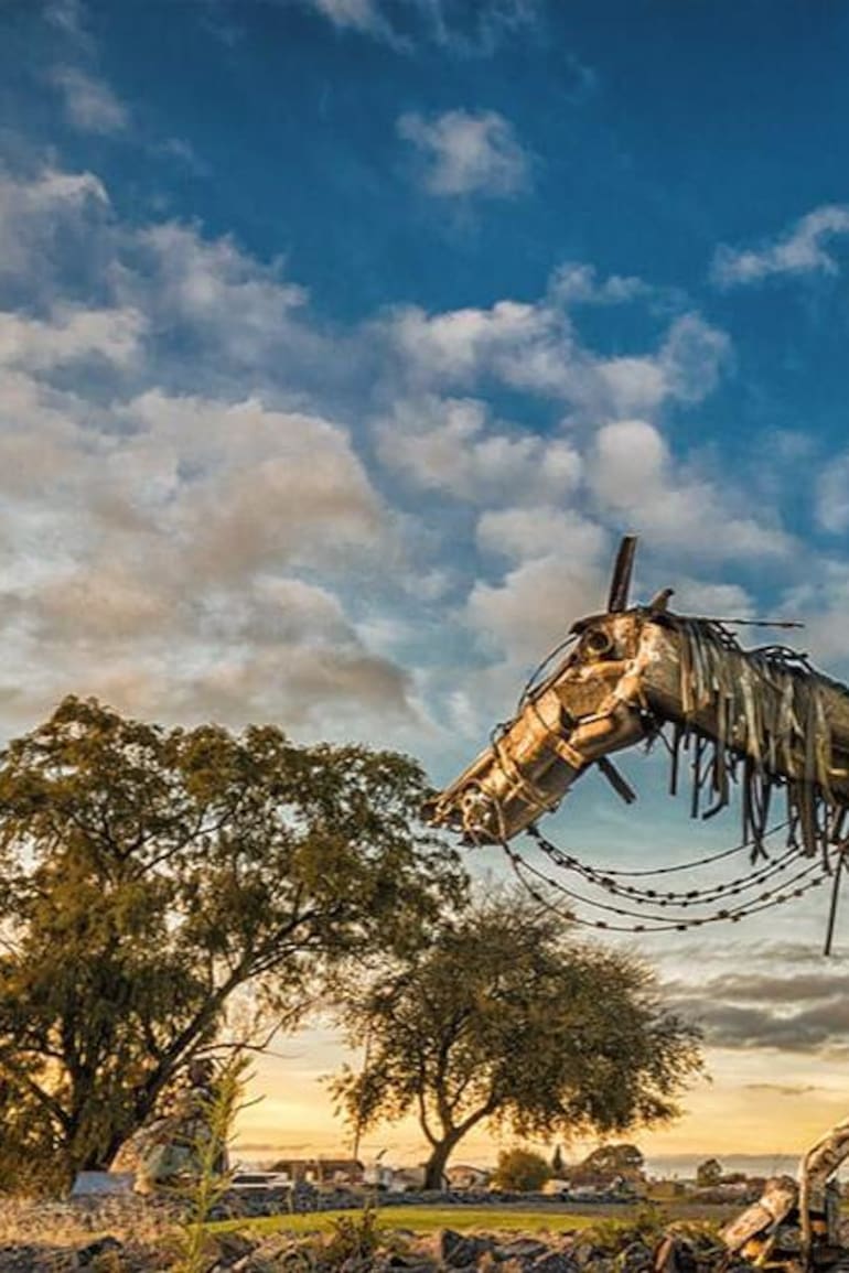 El complejo escultórico en la Plaza del Quijote del artista Carlos Regazzoni, en Azul