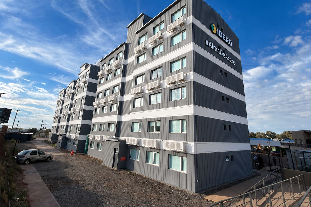 El complejo Espacio Añelo se sitúa dentro del Barrio Hotelero, la zona específicamente destinada por el municipio al alojamiento vinculado a la actividad energética.
