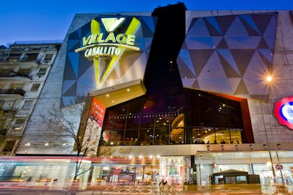El complejo fue inaugurado en 2005 como Village Cines