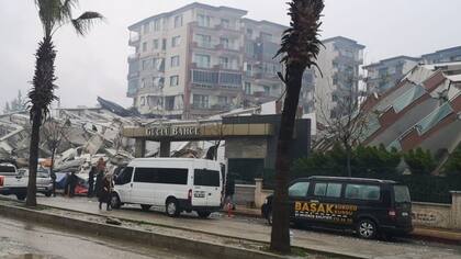 El complejo Guclu Bahce de Antakya resultó gravemente dañado por los seísmos. Fuente: Twitter