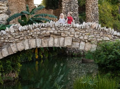 El complejo incluye pasarelas, puentes de arco de piedra y hasta una isla