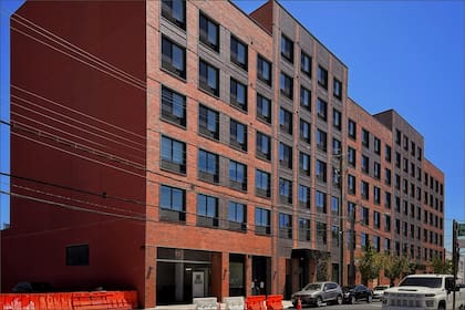 El complejo se ubica en 1340 Blondell Avenue, en Westchester Square, El Bronx, y cuenta con varias unidades disponibles por menos de US$1000 mensuales