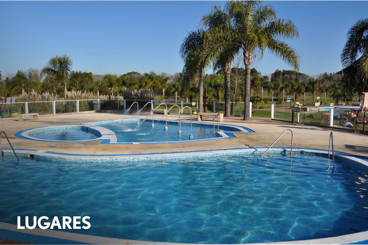 El complejo tiene 17 piletas, parque acuático y cabañas para huéspedes