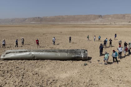 El componente de un misil balístico interceptado y que cayó cerca del Mar Muerto, en Israel. (AP/Itamar Grinberg)