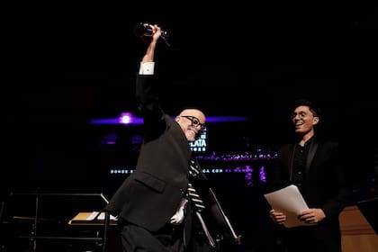 El compositor Emilio Kauderer recibió el Astor a la trayectoria durante la presentación de las competencias del Festival Internacional de Cine de Mar del Plata, realizada en el Palacio Libertad