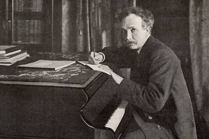 El compositor y director de orquesta alemán Richard Strauss (1864-1949) trabajando al piano en una fotografía de 1902