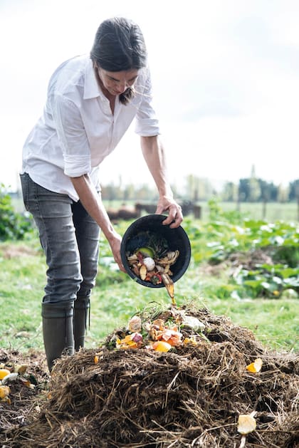 El compost resulta de la descomposición de restos del jardín y la cocina