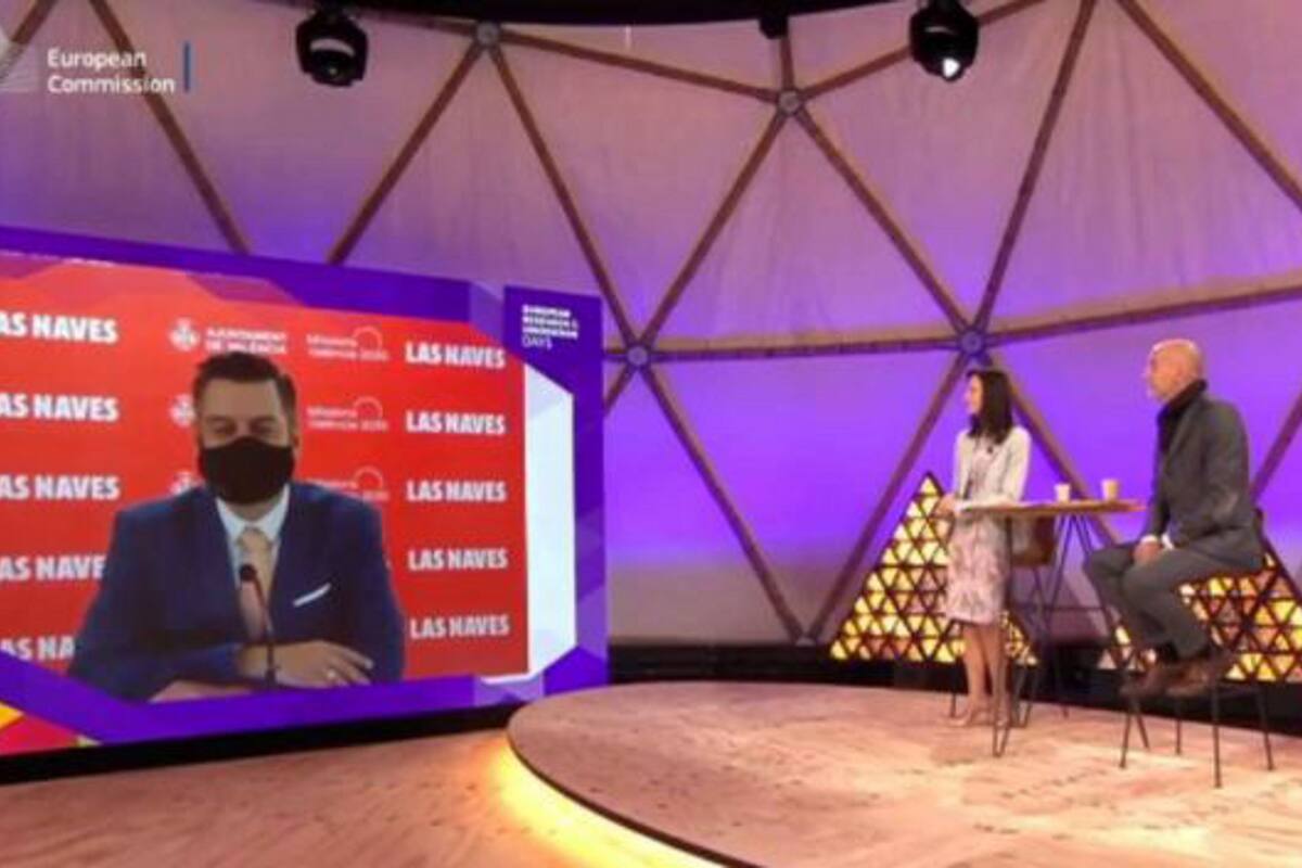 El concejal Carlos Galiana fingió con un tapabocas que hablaba en inglés