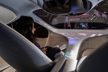 El concept car VISION AVTR no tiene un volante de conducción, y el vehículo se controla con un panel central ubicado entre las dos butacas delanteras