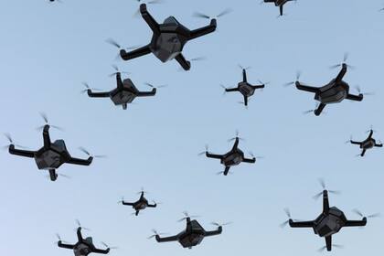 El concepto clave del enjambre de drones es que puedan coordinarse de manera autónoma, sin intervención humana