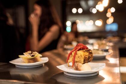 El concepto es de tapas españolas y todos los platos tienen el mismo precio.