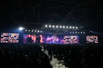 El "Concierto Mundial de K-POP 2021 (Festival de la Cultura Coreana)" durante dos días, el 13 y el 14, finalizó con éxito entre los aplausos y los vítores de numerosos aficionados nacionales e internacionales a la cultura de la ola coreana. El Concierto Mundial de K-POP, que se organizó mientras se preparaba a fondo la prevención de la enfermedad, fue más significativo, ya que alrededor de 2.63 millones de fans de la ola coreana de todo el mundo se unieron tanto en línea y fuera de línea. Aparecieron NCT DREAM, SHINee KEY, aespa, ITZY, PENTAGON, Simon Dominic, Loco, BraveGirls y la cantante pop estadounidense Kehlani. La grabación de este evento volverá a impresionar a los fans de todo el mundo por medio de Mnet, TVING y tvN Asia el 28 de noviembre y el 5 y 6 de diciembre. KOFICE celebrará el 30 de noviembre "La historia del K-POP y la visión del futuro" como programa de seguimiento del Concierto Mundial de K-Pop. (Foto: Business Wire)
