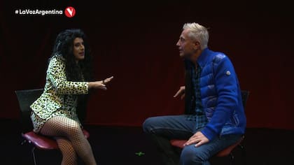 El concursante, además de cantar, también es conductor de radio y drag queen