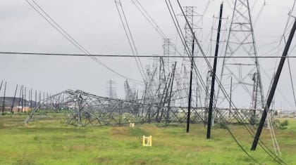 El condado de Harris, en Texas, amaneció esta mañana con torres de tendido eléctrico caídas