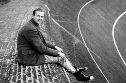 El Conde Carel Godin de Beaufort, al borde del peralte del circuito de Avus, en Berlín