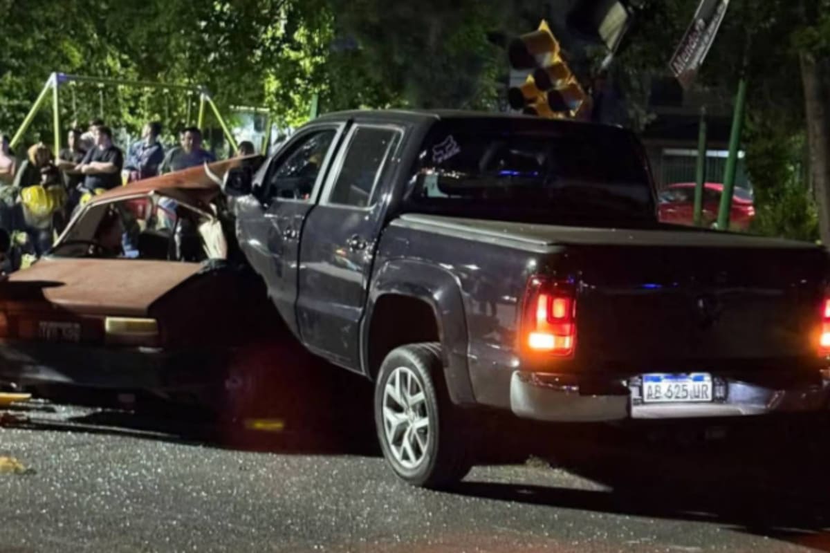 El conductor alcoholizado de una pick-up chocó a un auto en el que viajaba una familia y mató a los padres.