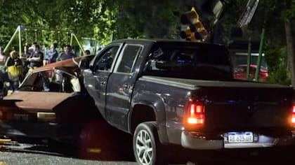 El conductor alcoholizado de una pick-up chocó a un auto en el que viajaba una familia y mató a los padres