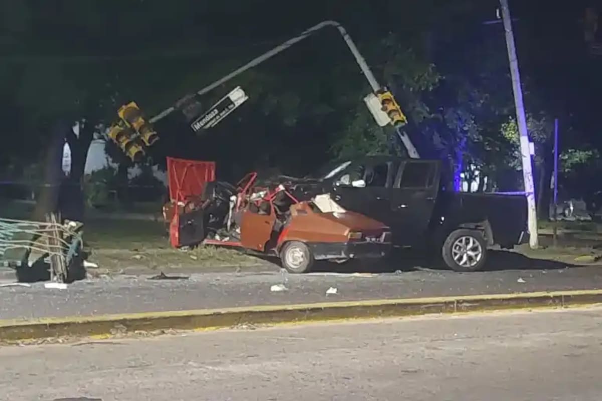 El conductor alcoholizado de una pick-up chocó a un auto en el que viajaba una familia y mató a los padres