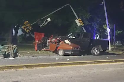 El conductor alcoholizado de una pick-up chocó a un auto en el que viajaba una familia y mató a los padres