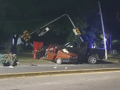 El conductor alcoholizado de una pick-up chocó a un auto en el que viajaba una familia y mató a los padres.