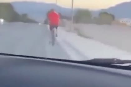 El conductor atropelló un ciclista en una autopista en Las Vegas y se dio a la fuga
