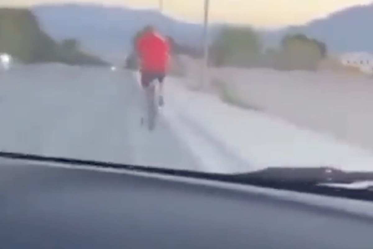 El conductor atropelló un ciclista en una autopista en Las Vegas y se dio a la fuga