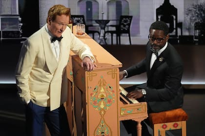 El conductor Conan O'Brien, a la izquierda, y Sterling K. Brown actúan durante la ceremonia de los Oscar