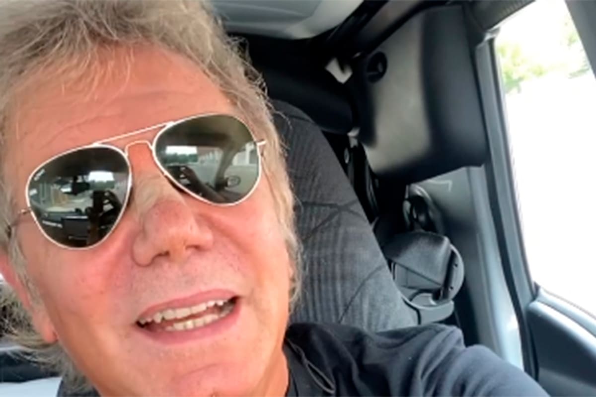 El conductor de Bendita contó por qué lleva una banda elástica en la nariz