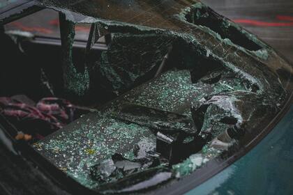 El conductor de la camioneta manejaba en sentido contrario a la avenida y chocó contra el auto del futuro novio y su primo